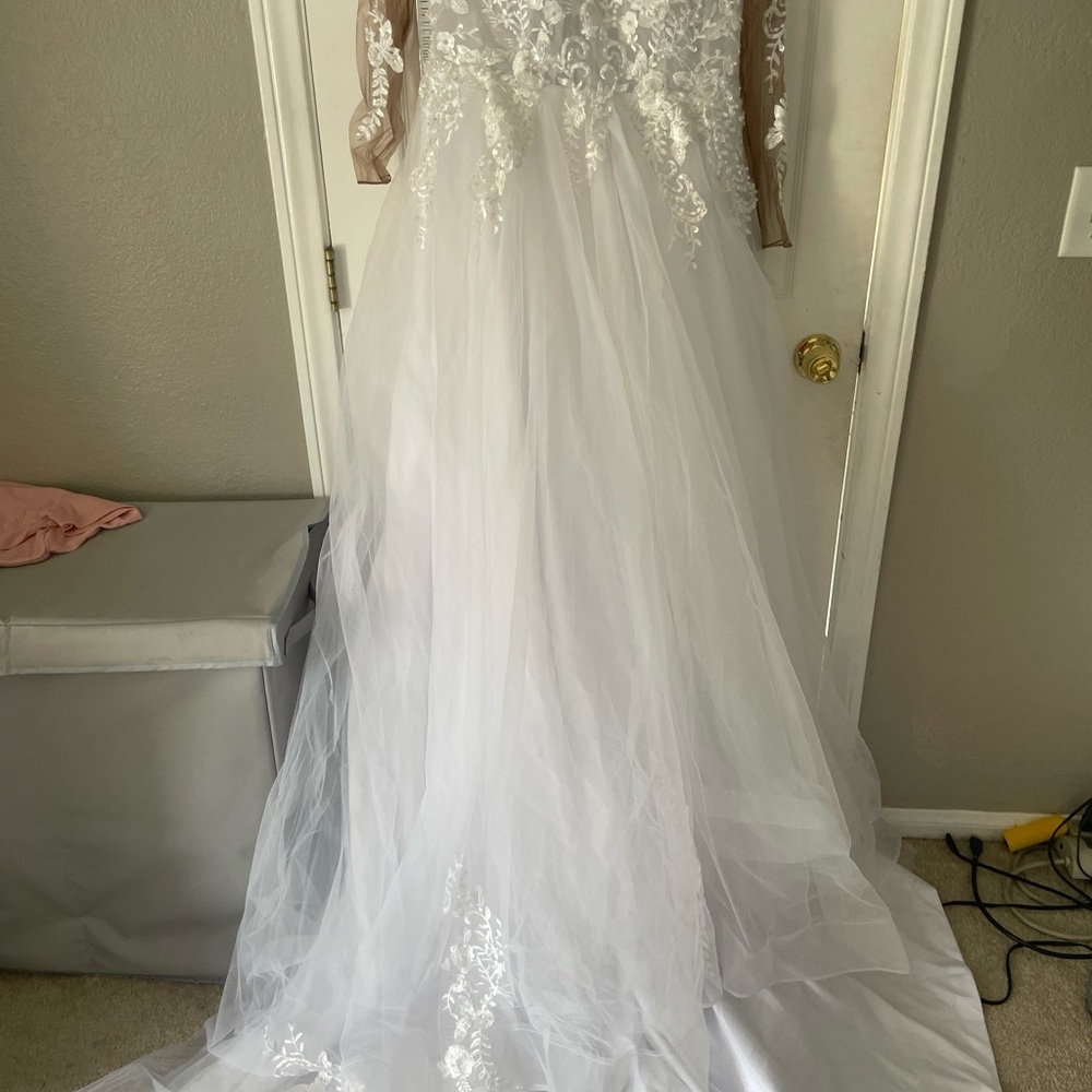 Wedding dress new long train size 8/10 beautiful!